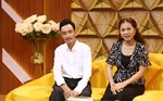 두 옌하 리조트 카지노선임 영업 관리자 Shahrun Nidzam Sharoom(왼쪽) 및 호텔 Shashi Kant Pandey 매니저(오른쪽)가 방문 후 Holiday Inn Express Kota Kinabalu의 홍보물을 보여주고 있습니다